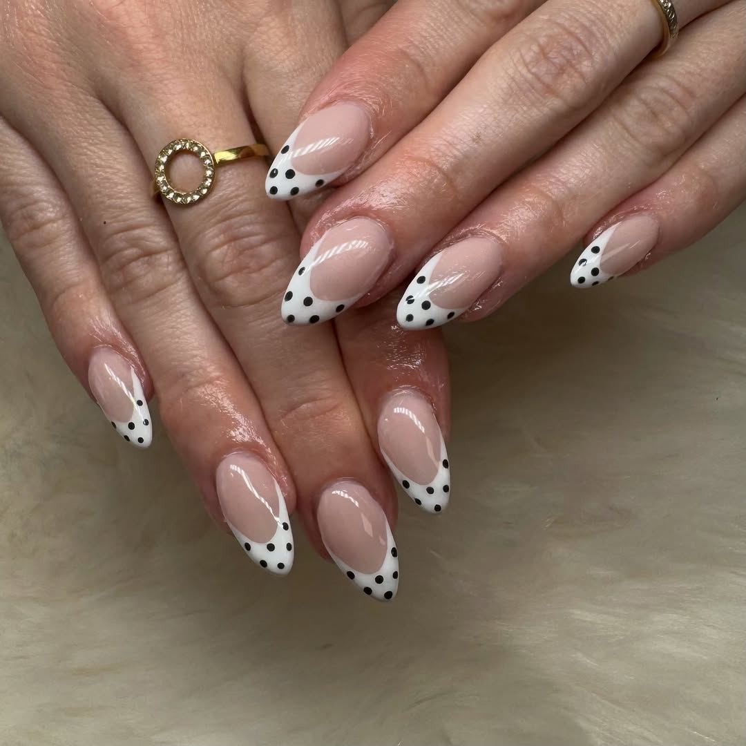 Pose de vernis semi-permanent et nail art élégant